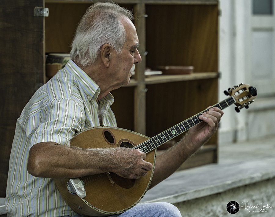 Bouzouki Spieler in Farbe