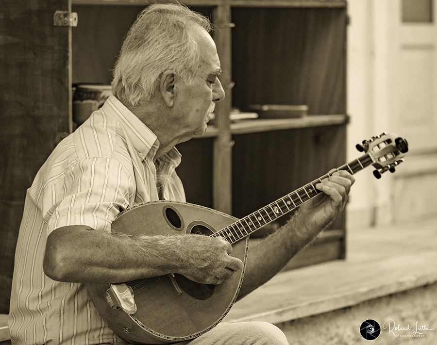 Bouzouki Spieler in Sepia Tonung