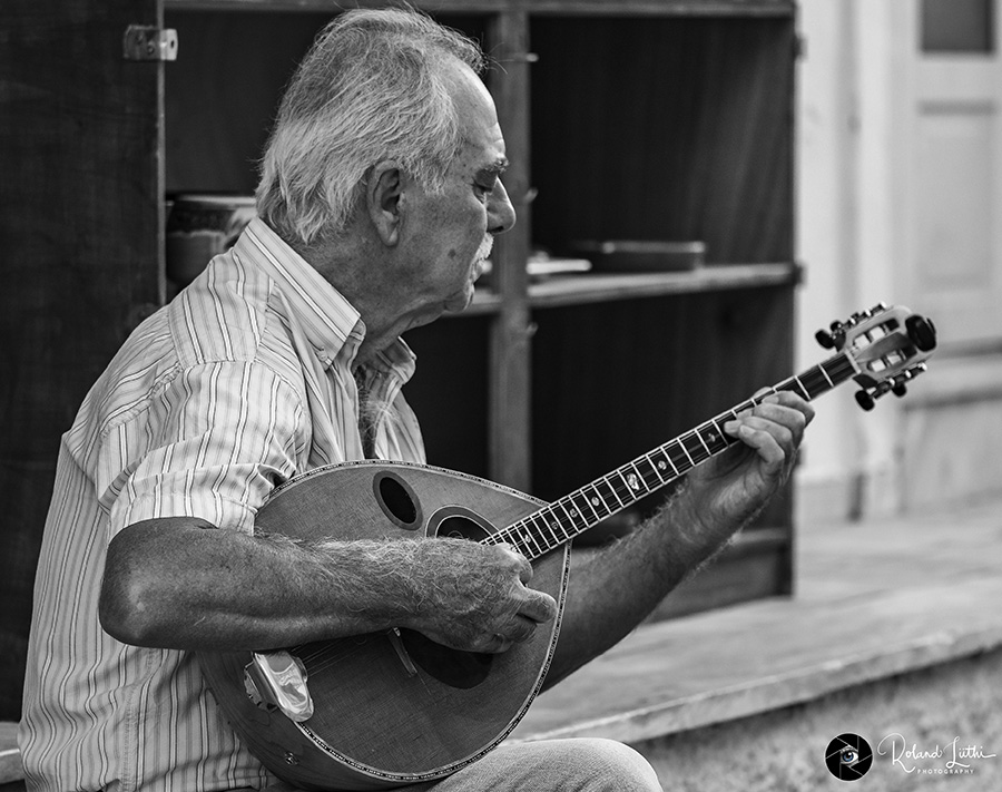 Bouzouki Spieler schwarz-weiss